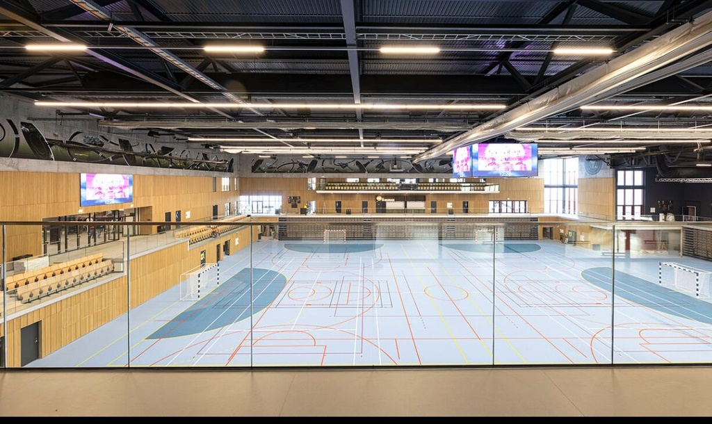 TL-3031 | Glas Profiel | glass balustrade | sport/concert hall | monted on concrete