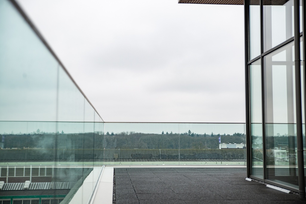 TL-6021 | Afdekkap | glass balustrade | view | monted on concrete