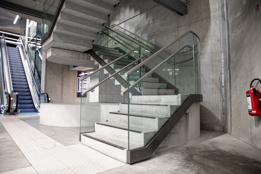 BEND-FIT | TL-3011 | Glasprofiel | glass balustrade | stairs | monted on concrete
