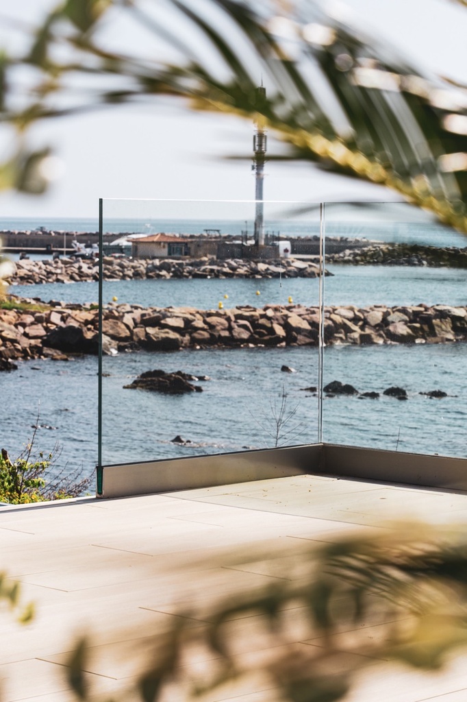 TL-3011 | Afdekkap (Halve Hoogte) | glass balustrade | view | monted on concrete